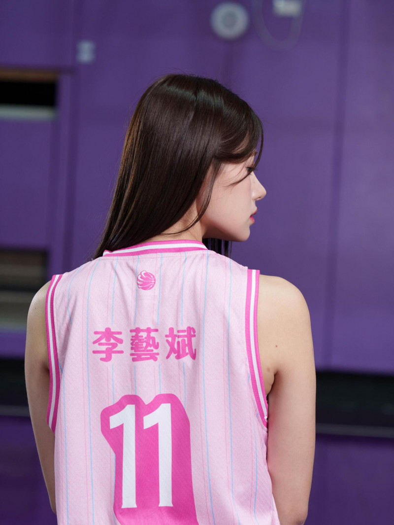 MUSE純愛俱樂部主題限定球衣 可燙印17位慕獅女孩姓名。（新竹攻城獅提供）