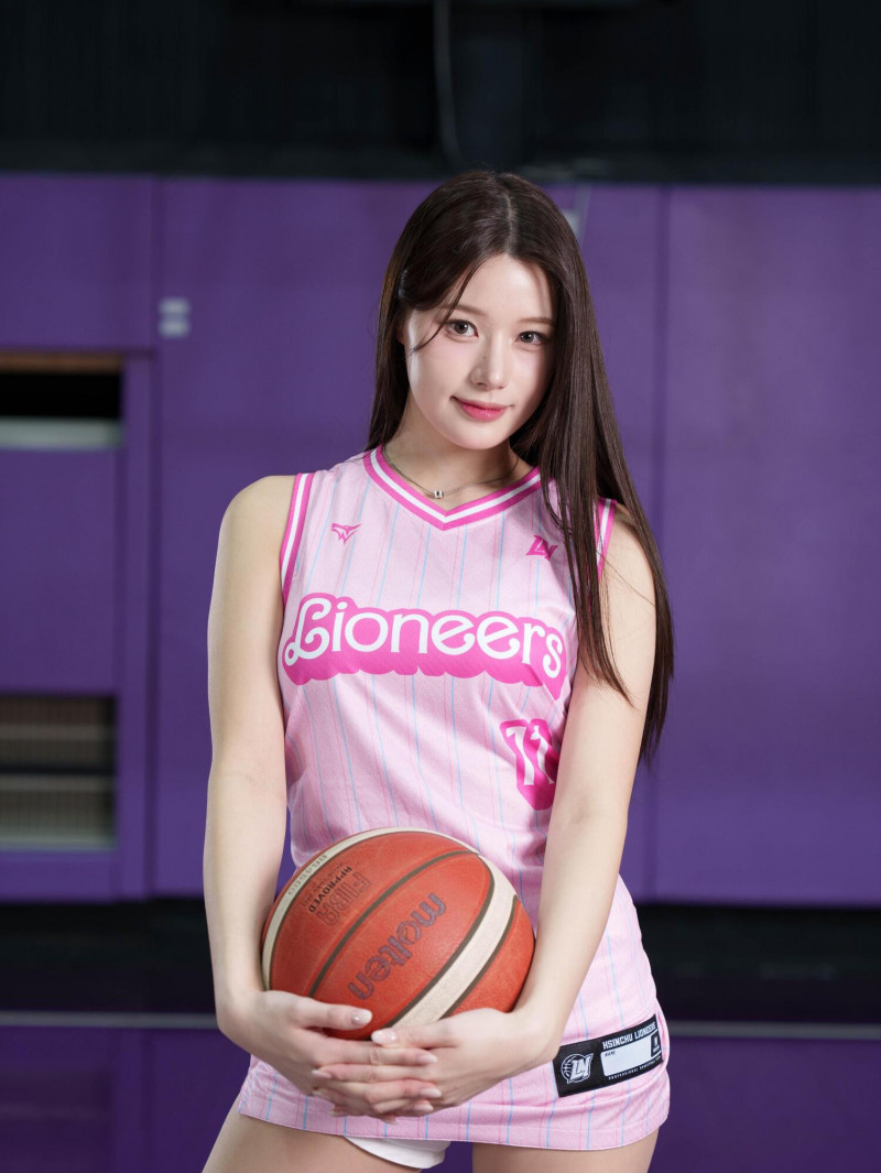 攻城獅於MUSE純愛俱樂部主題週推出粉紅泡泡戰袍。（新竹攻城獅提供）