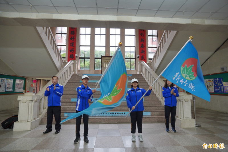 新竹縣2026年全中運代表隊今天授旗後揮舞大旗激勵全隊士氣。（記者黃美珠攝）