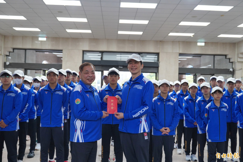 新竹縣副縣長陳見賢（左）頒發加菜金，鼓勵2026年新竹縣全中運代表隊士氣。（記者黃美珠攝）