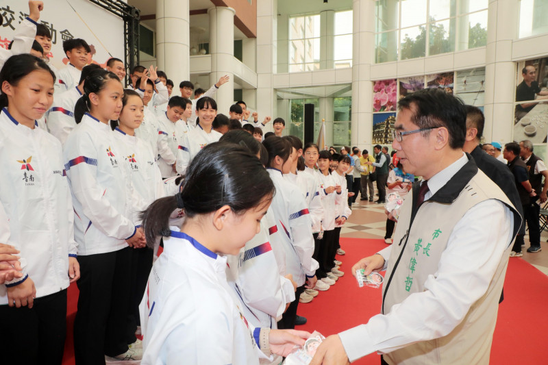 台南市長黃偉哲勉勵選手，突破自我為台南爭光。（台南市府提供）