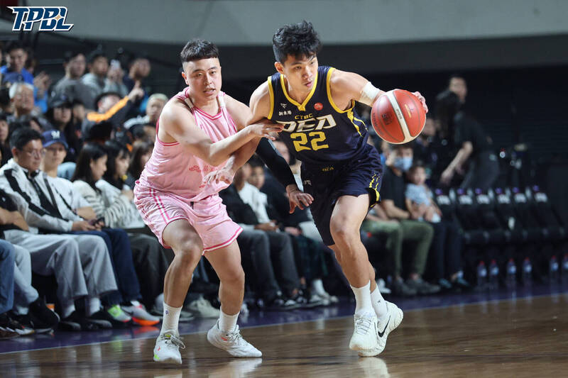 曾柏喻（左）、黃泓瀚 。（TPBL提供）
