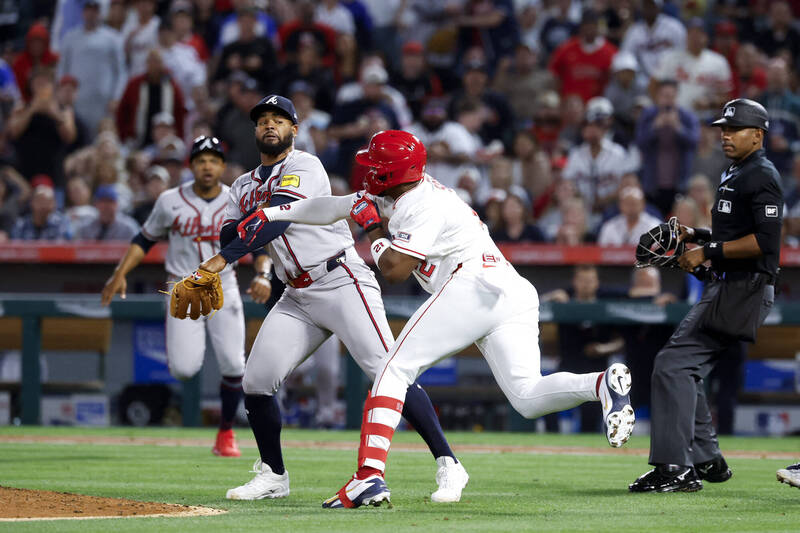 勇士投手R.羅培茲（左）、天使索勒（右）互毆。（路透）