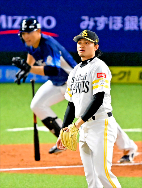 福岡巨蛋昨上演台灣投打對決，效力西武的林安可（後）4局上從軟銀徐若熙手中敲出安打。（西日本新聞提供）