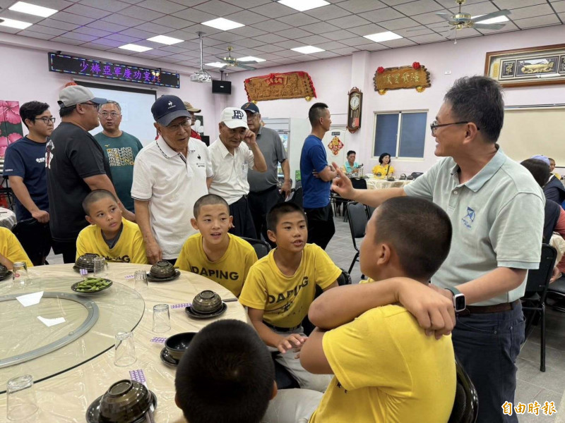 恆春鎮長尤史經（黑帽者）特別設宴為選手慶功。（記者蔡宗憲攝）