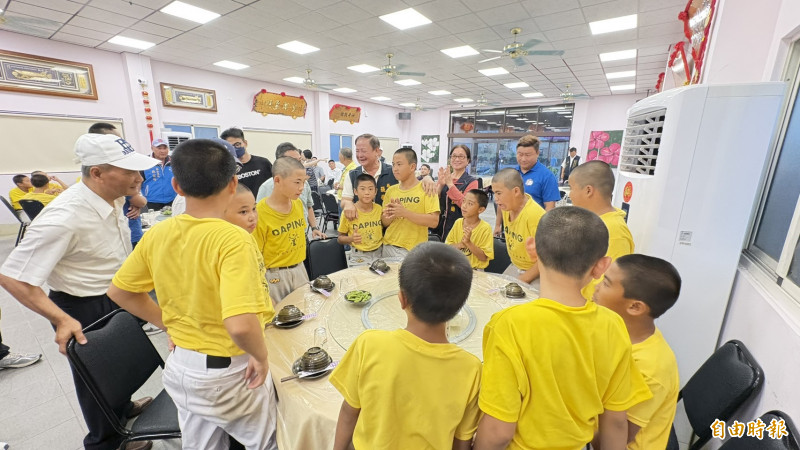 恆春鎮特別設宴為選手慶功。（記者蔡宗憲攝）