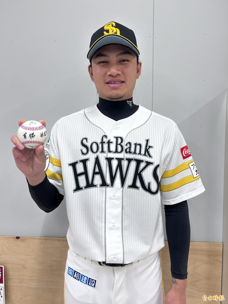 徐若熙秀出由監督小久保裕紀提字的首勝球。（特派記者倪婉君攝）