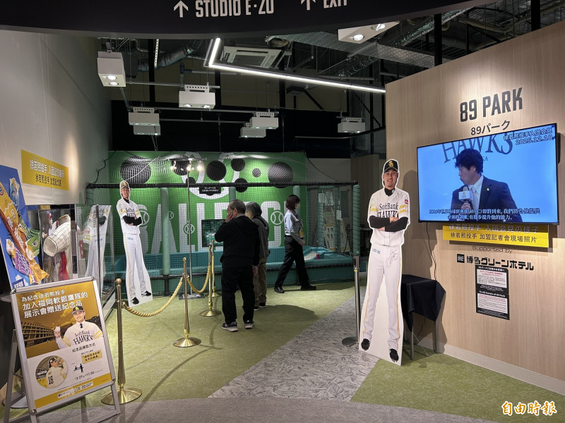 軟銀鷹在王貞治棒球紀念館入口處，推出徐若熙入團紀念特展。（特派記者倪婉君攝）