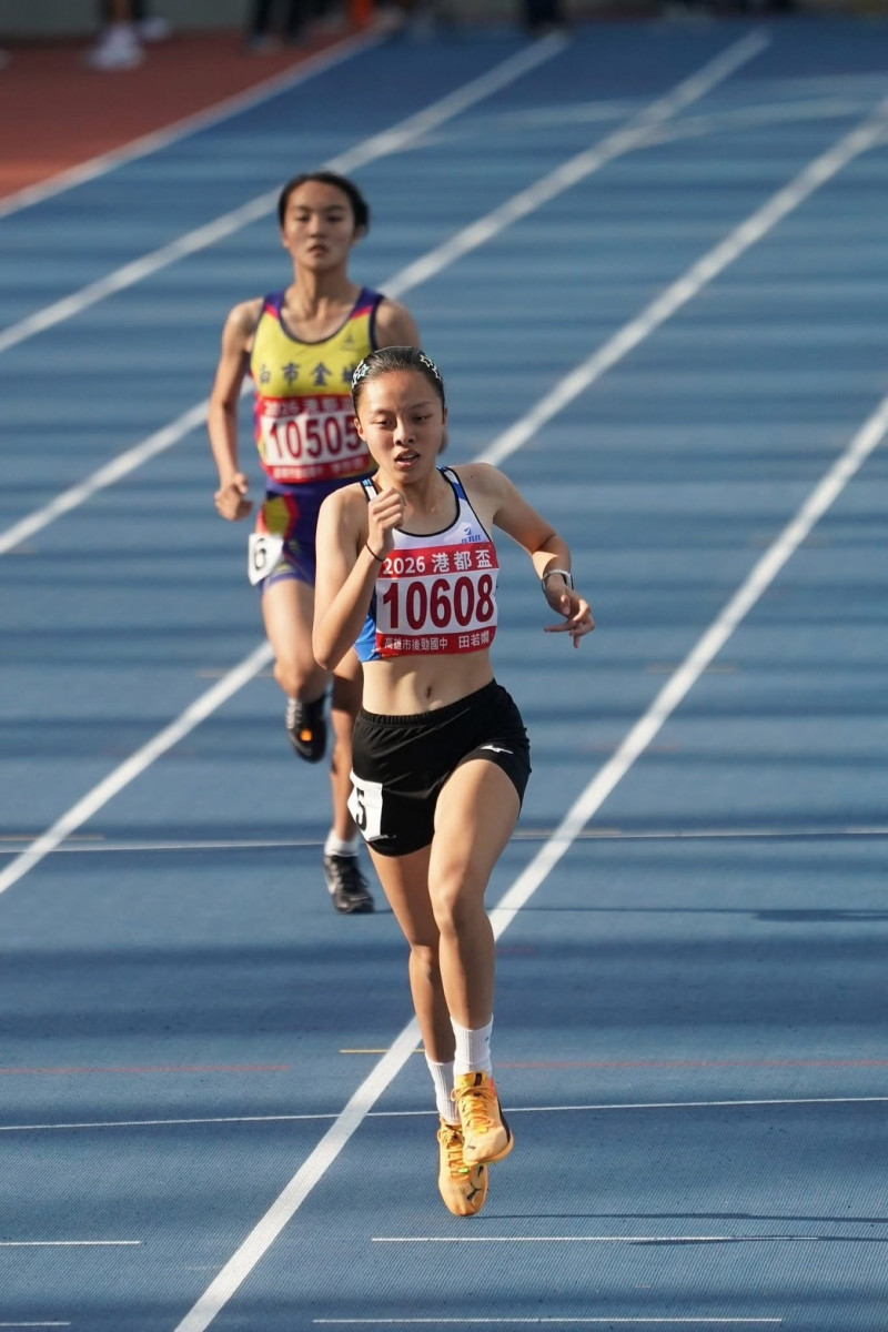 後勁國中田若嫻在2026港都盃全國田徑錦標賽國女400公尺奪金。（高雄市教育局提供）