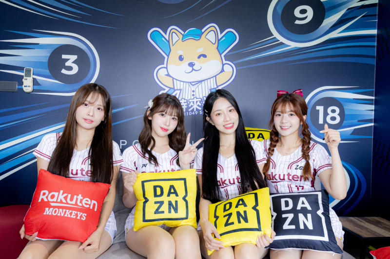 樂天女孩金佳垠（左一）樂天女孩廉世彬（左二） 樂天女孩溫妮（右二）樂天女孩笑笑（右一）在時來運轉彩券行VIP包廂（DAZN提供）