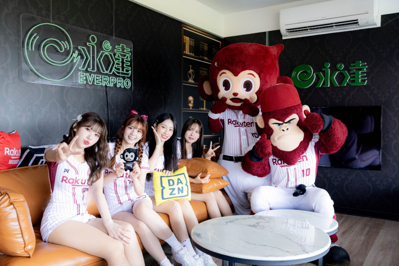 樂天女孩廉世彬（左一） 樂天女孩笑笑（左二） 樂天女孩溫妮（右二）樂天女孩金佳垠（左一）在永達滿貫VIP包廂（DAZN提供）