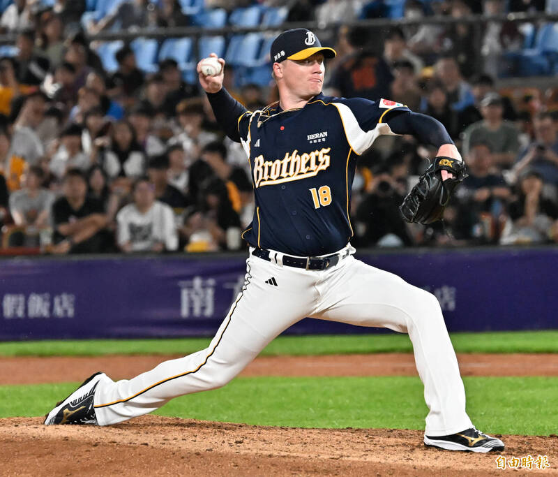 黎克接替投球。（記者陳志曲攝）