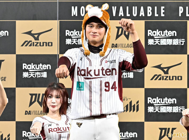 樂天桃猿馬傑森敲出一軍生涯首轟，獲選單場MVP，賽後跳舞慶祝。（記者陳志曲攝）
