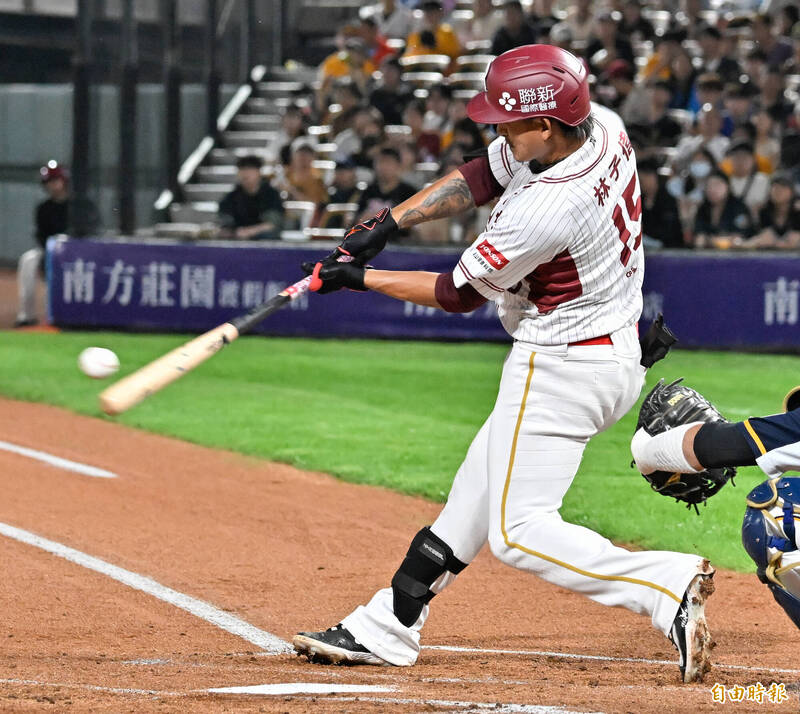 林子偉打出三壘安打。（記者陳志曲攝）