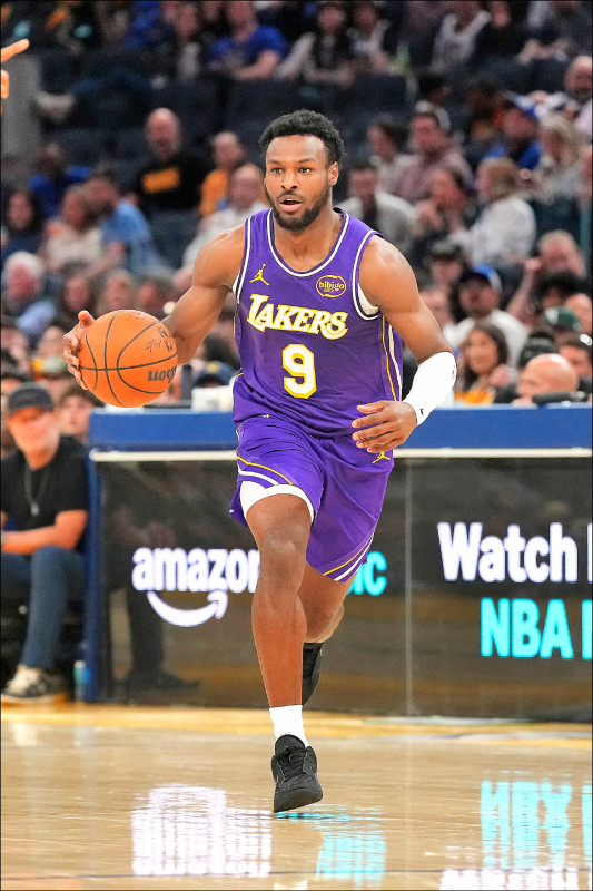 布朗尼首節締造NBA史上首次「兒子助攻父親」紀錄。（路透）