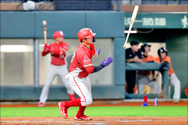龍隊蔣少宏7局上敲出勝利打點。
（味全龍提供）