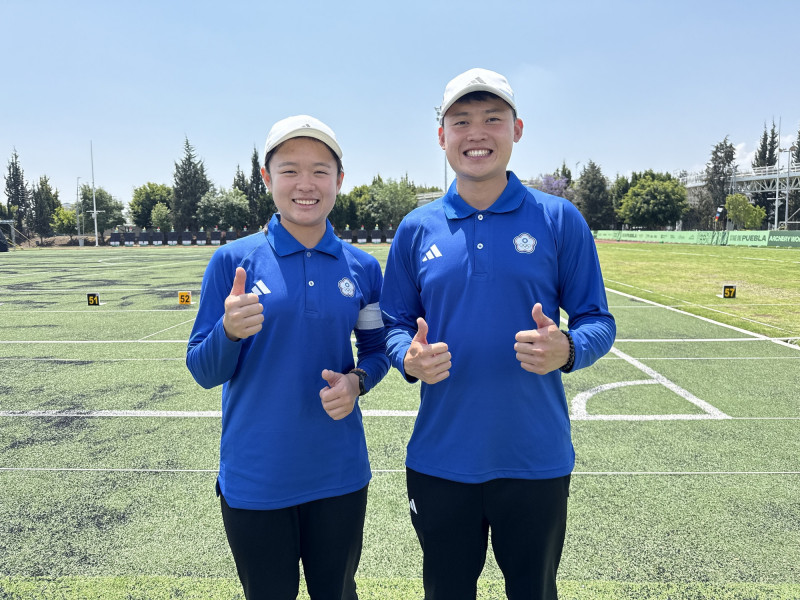 湯智鈞（右）、李彩綺在射箭世界盃晉級反曲弓個人賽4強（射箭協會提供）
