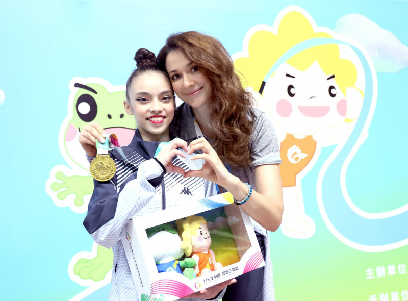 李昕霏（左起）在教練瑞莎帶領下贏得國女個人全能金牌。（大會提供）