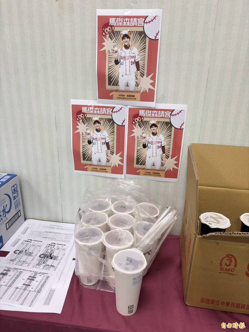 馬傑森擊出生涯首轟，請隊友與媒體喝飲料。（記者徐正揚攝）