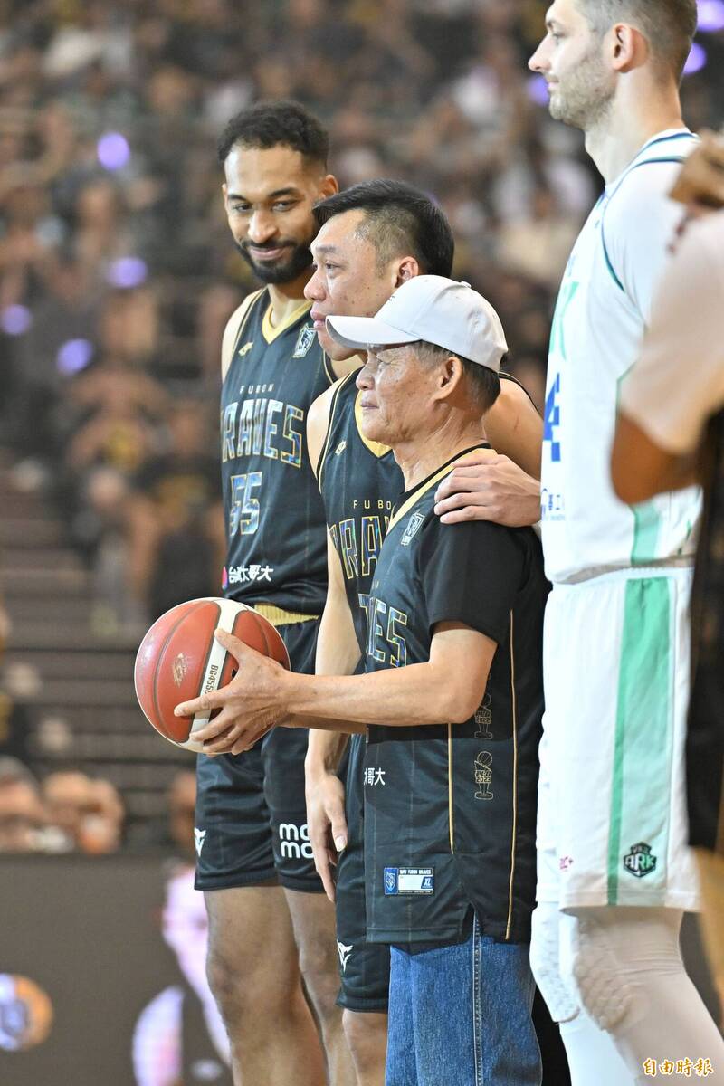 林志傑父親在引退賽開球，林志傑感動落淚。（記者陳志曲攝）