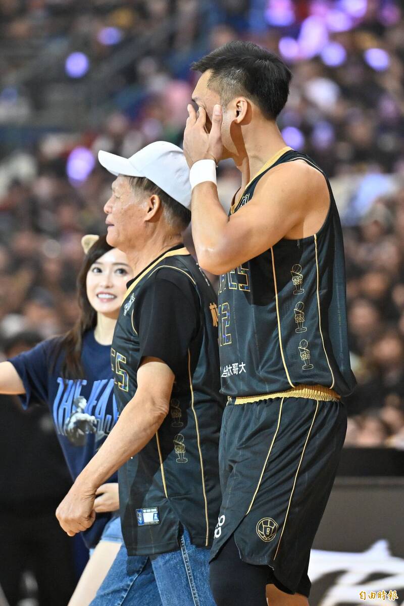 林志傑父親在引退賽開球，林志傑感動落淚。（記者陳志曲攝）