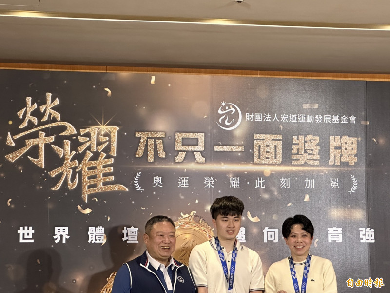 奧會榮譽主席林鴻道（左起）發放奧運獎金給林昀儒、鄭怡靜。（記者盧養宣攝）