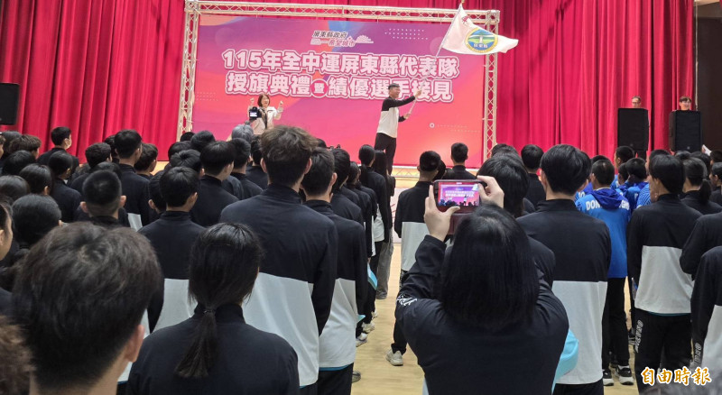 縣長周春米授施給選手代表。（記者葉永騫攝）
