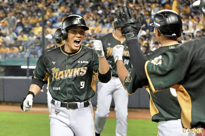 王柏融首局敲出生涯第99轟。（記者廖耀東攝）