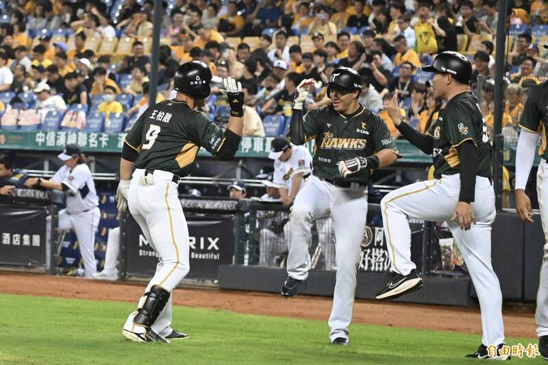 王柏融首局敲出生涯第99轟。（記者廖耀東攝）