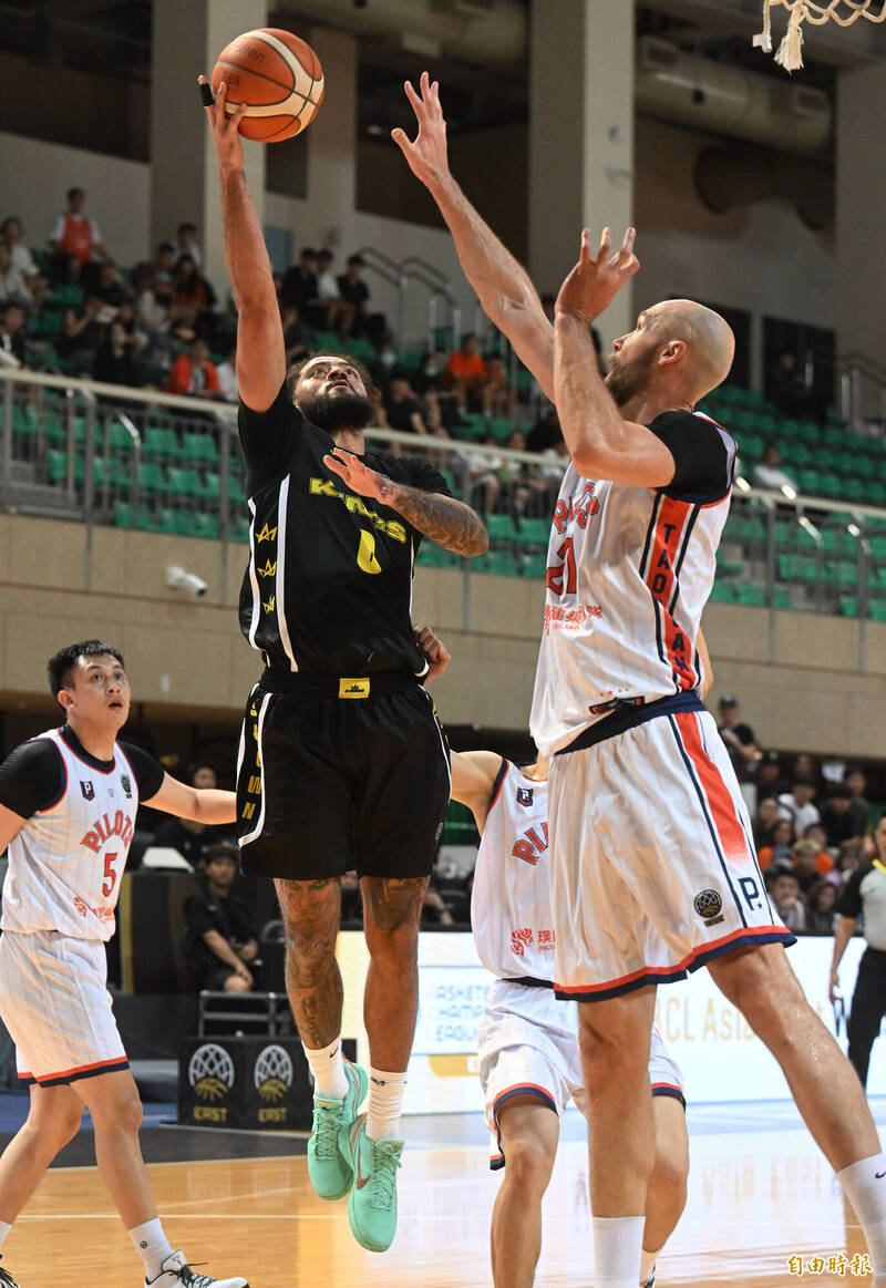 國王杰倫上籃得分。（記者林正堃攝）