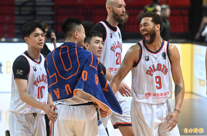 領航猿米爾納（右一）攻下全場最高的31分，率隊獲勝。（記者林正堃攝）