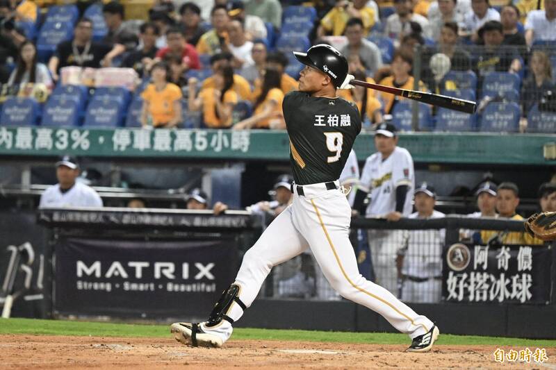 王柏融首局敲出生涯第99轟。（記者廖耀東攝）