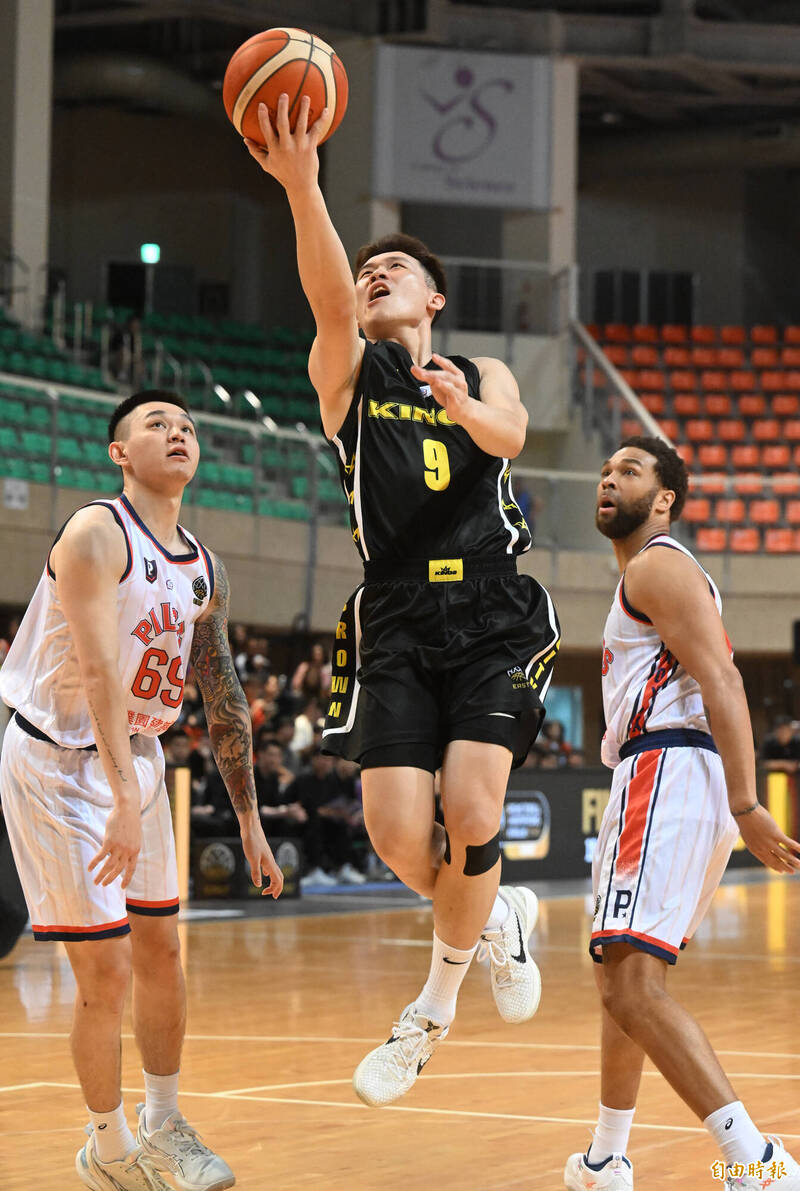 國王李愷諺上籃得分。（記者林正堃攝）
