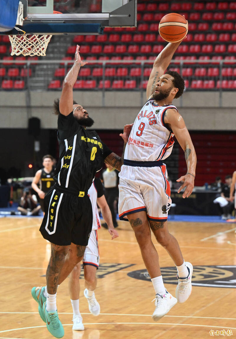 領航猿米爾納飛身灌籃。（記者林正堃攝）