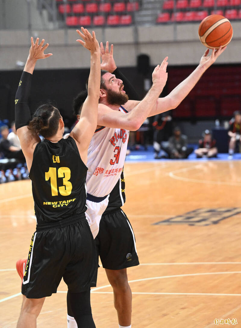 領航猿阿提諾上籃得分。（記者林正堃攝）