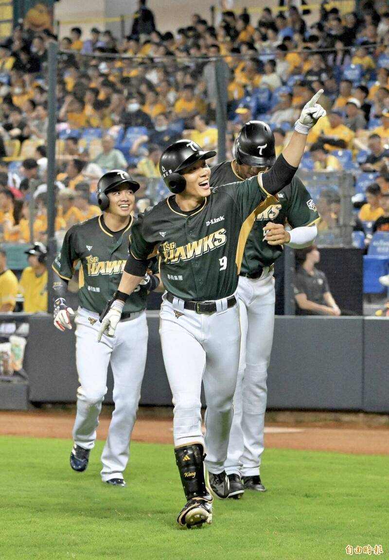 王柏融首局敲出生涯第99轟。（記者廖耀東攝）