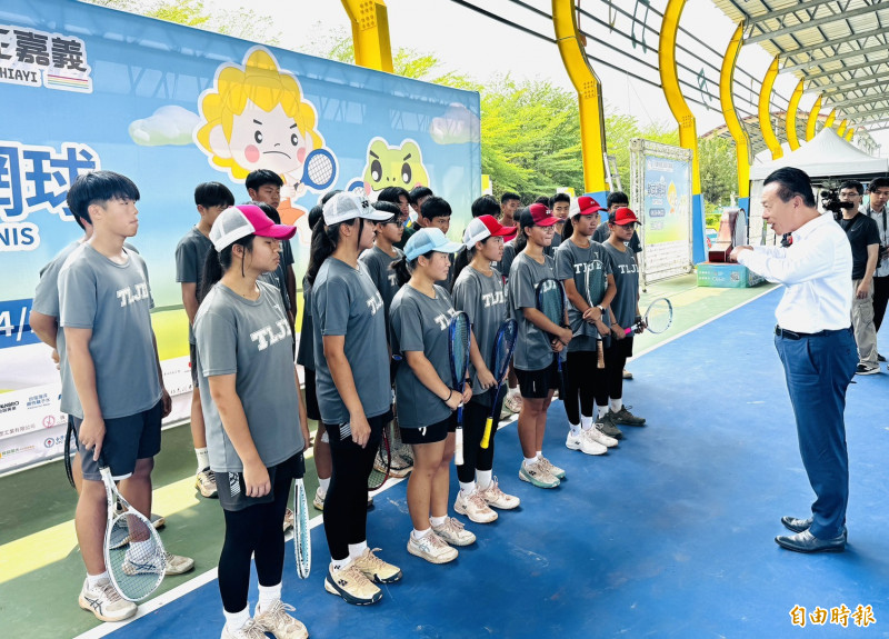 嘉義縣長翁章梁勉勵軟式網球代表隊。（記者蔡宗勳攝）