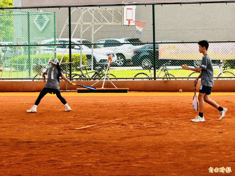 嘉義縣全中運軟式網球代表隊正在備戰。（記者蔡宗勳攝）