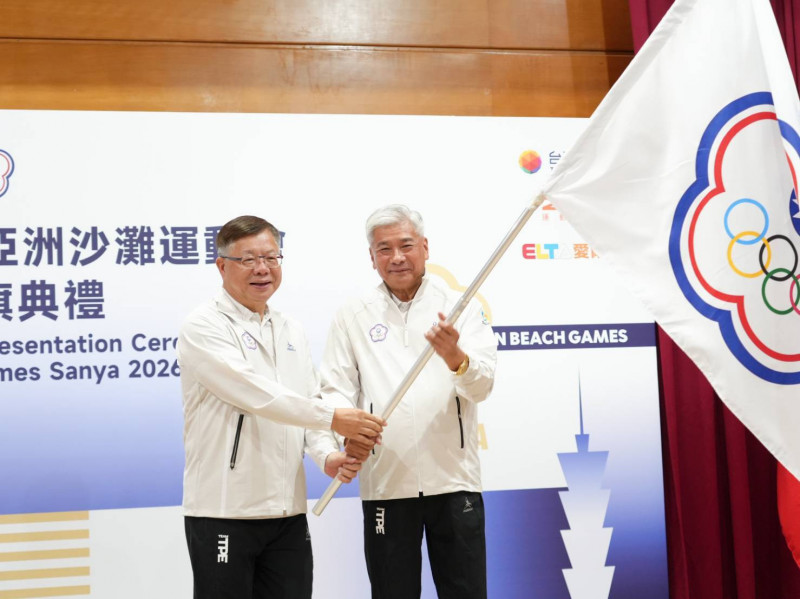 蔡家福團長將代表團團旗授予王景成總領隊。（運動部提供）
