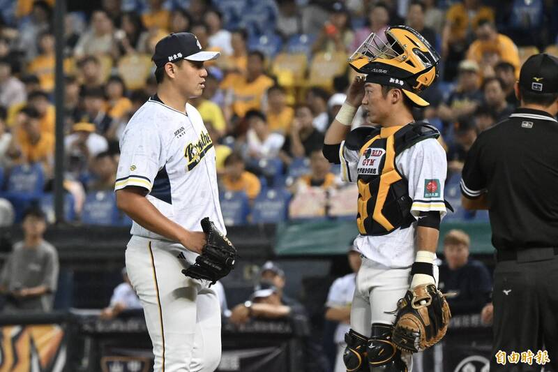 中信兄弟投手鄭浩均（左）、捕手陳統恩（右）。（資料照，記者廖耀東攝）