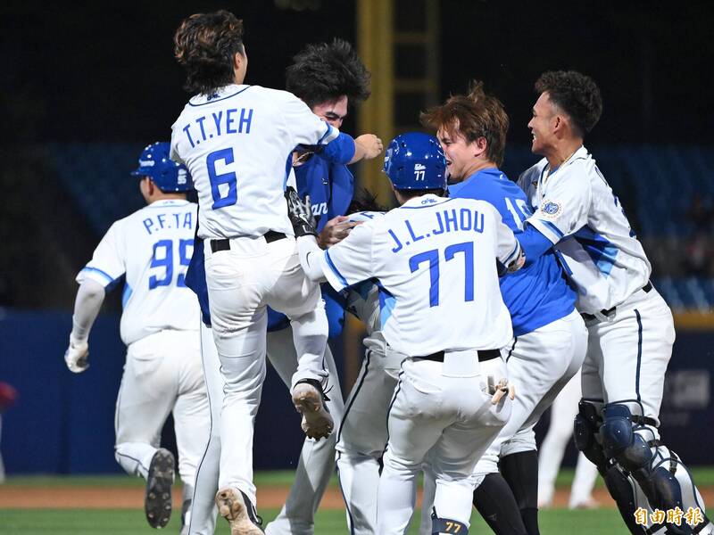 富邦悍將孔念恩擊出逆轉再見安打。（記者陳逸寬攝）