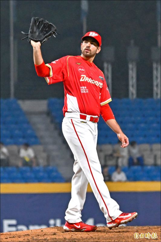 魔神龍從猿轉戰龍，初登板無關勝敗。（記者陳志曲攝）