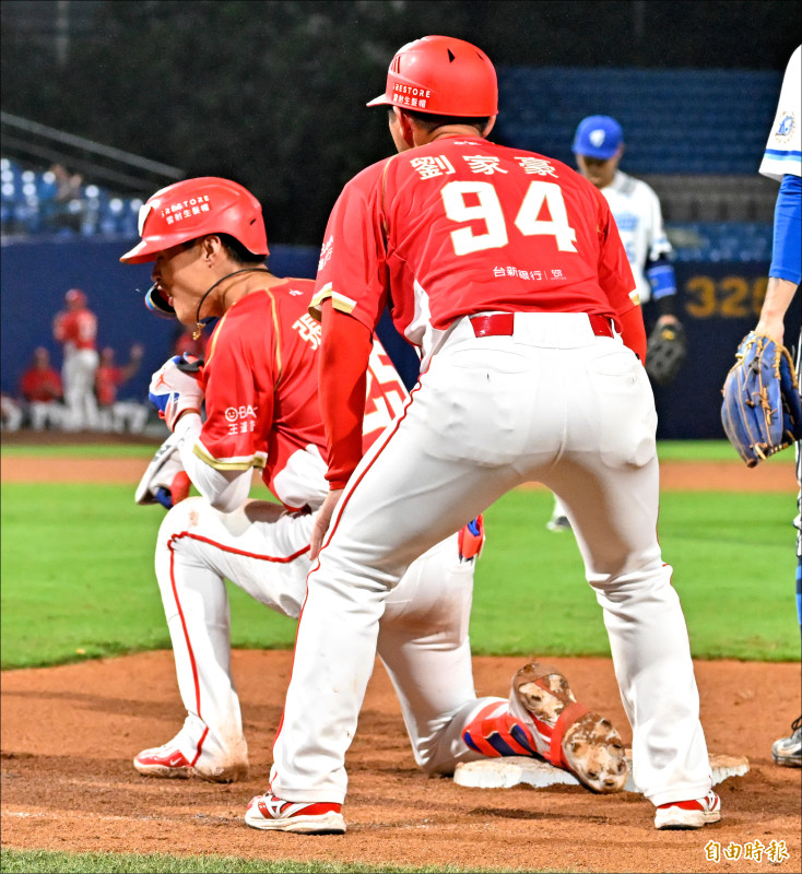 龍隊張政禹10局上敲出勝利打點。（記者陳志曲攝）