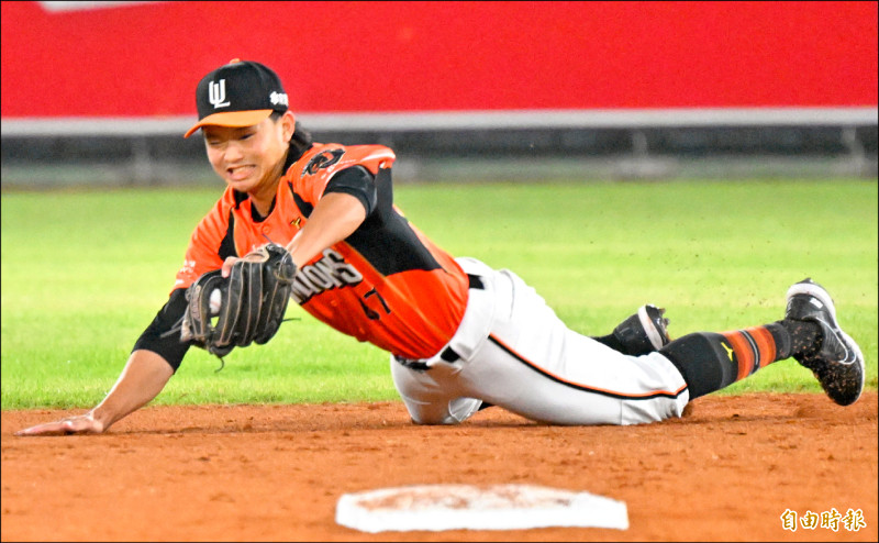 獅隊林泓弦秀出美技守備化解失分危機。（記者林正堃攝）