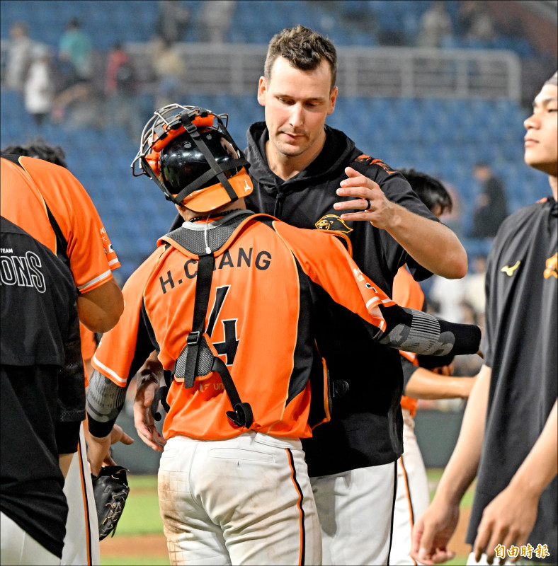 布雷克賽後和捕手張翔相擁。（記者林正堃攝）