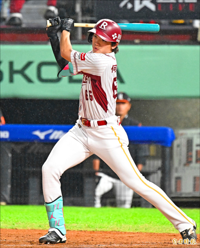 猿隊何品室融8局下敲出二壘安打。（記者林正堃攝）