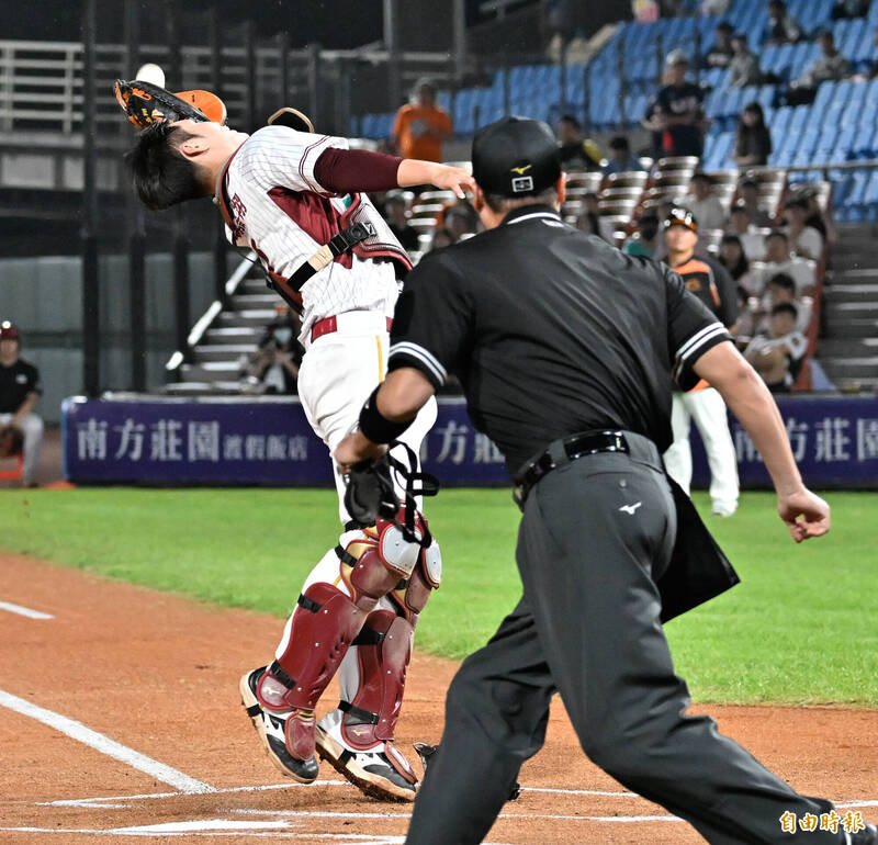 樂天桃猿宋嘉翔漏接飛球。（記者陳志曲攝）
