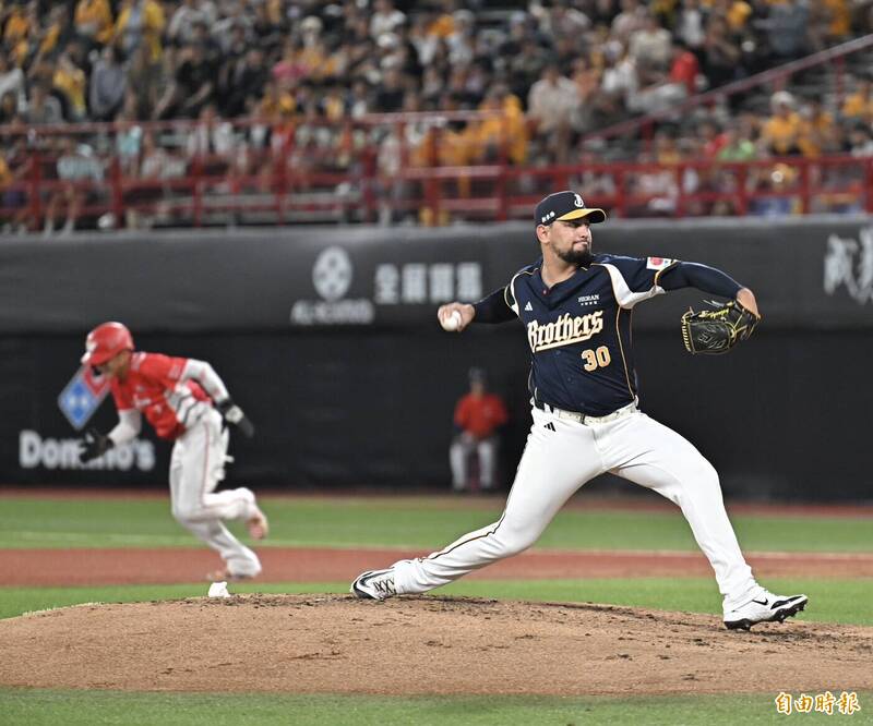 中信兄弟開賽陷入落後。（記者塗建榮攝）
