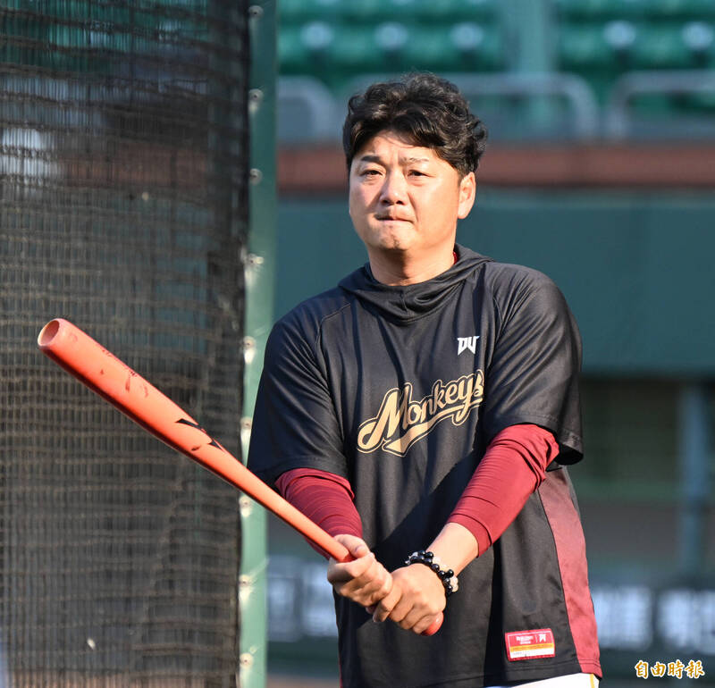 樂天桃猿總教練曾豪駒。（記者李惠洲攝）