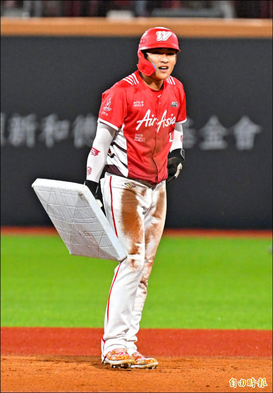 郭天信拔走壘包做紀念。（記者塗建榮攝）
